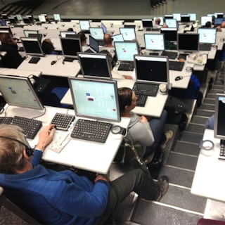 De potentiële kopers achter de schermen klaar om te drukken